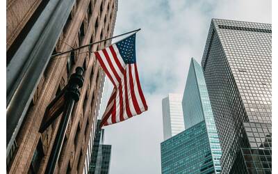 foto-ad-angolo-basso-della-bandiera-degli-stati-uniti