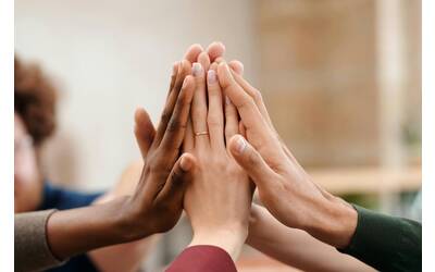 Immagine: intrecci - mani - insieme 