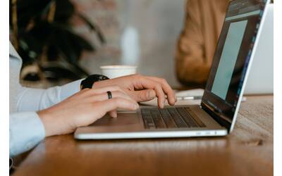 Immagine: Mani computer