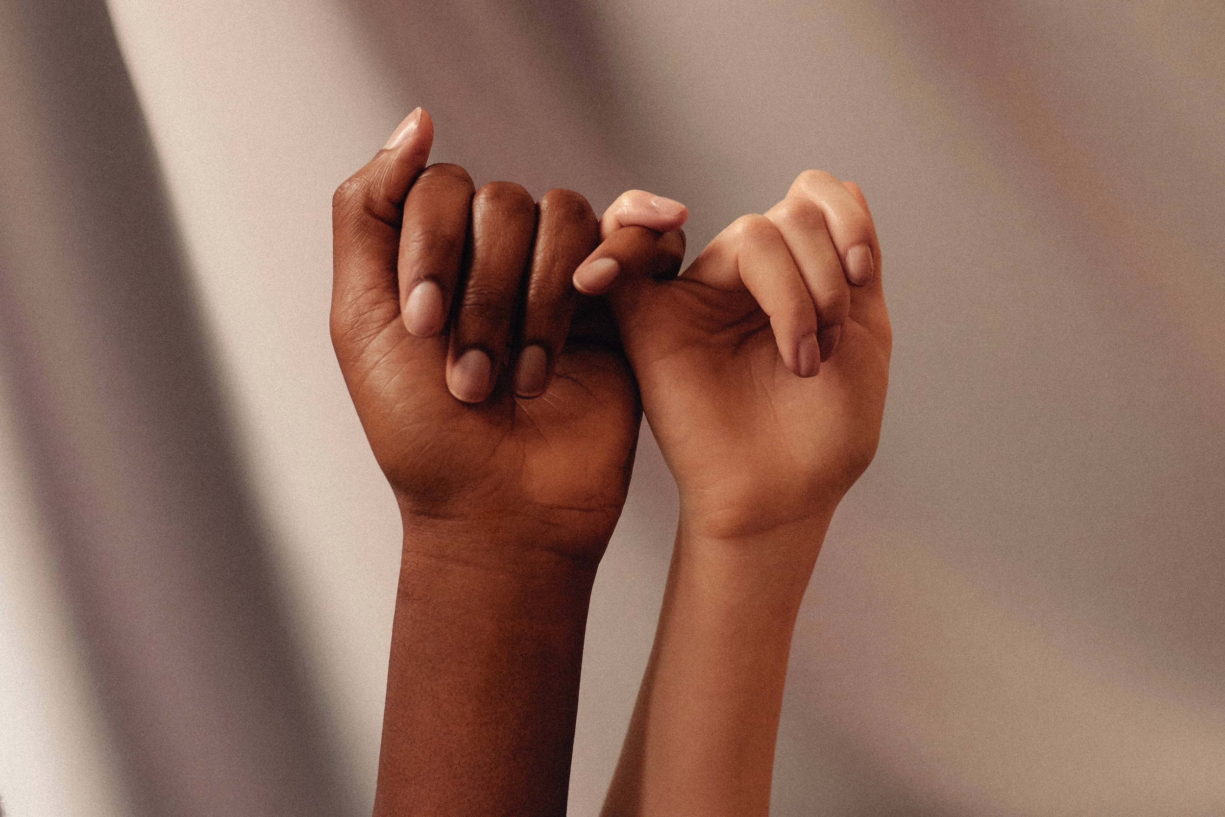 Immagine: mani donne