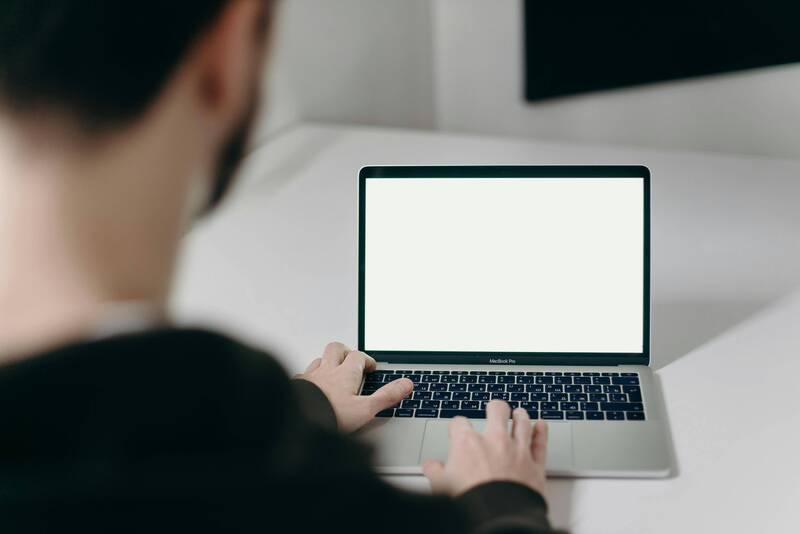 Lavora come funzionariə informaticə in Comune
